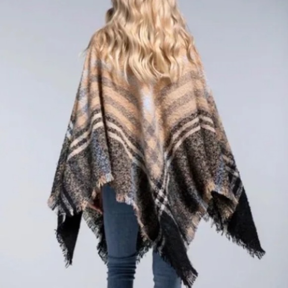 New York Soft Boucle Poncho - Picture 6 of 9